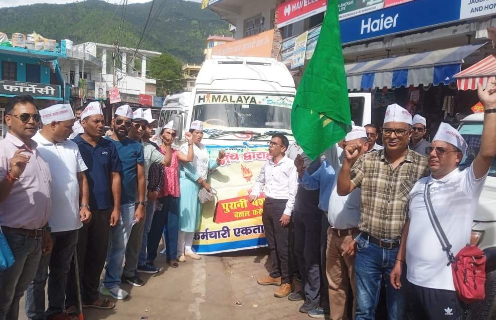 द्वाराहाट से देहरादून को रवाना होते शिक्षक।
