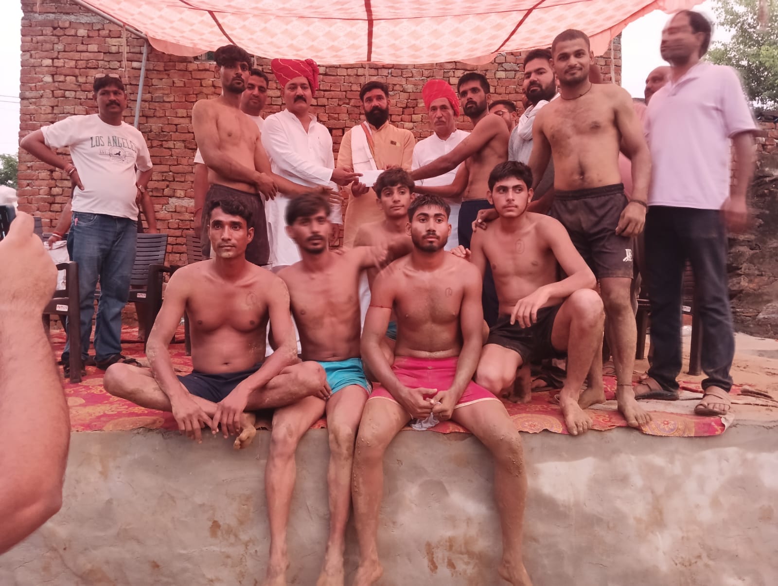 उपविजेता रहने पर खुशी जाहिर करते खिलाड़ी। संवाद