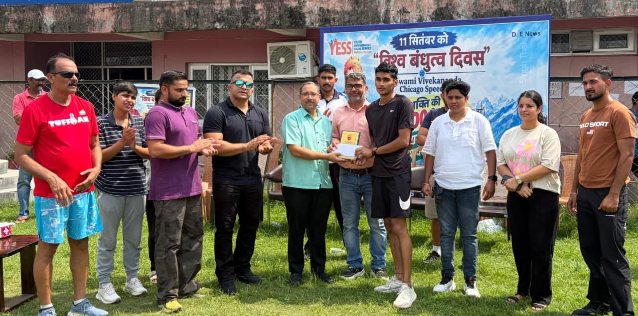 विजेता आर्यन चौहान को सम्मानित करते हुए मुख्य अतिथि आर एस एस प्रांत कार्यवाह डॉ चंद्र प्रकाश एव