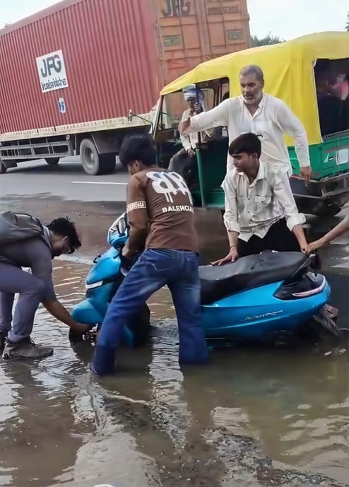 Pothole at Vipul Garden Cut Becomes a Cause of Accidents