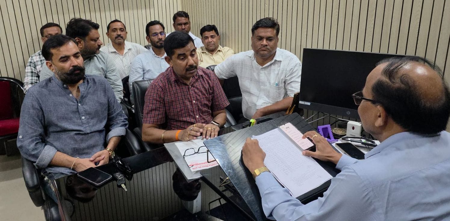 वित्त एंव लेखाधिकारी से बात करते शिक्षक संघ के पदाधिकारी। स्रोत संगठन