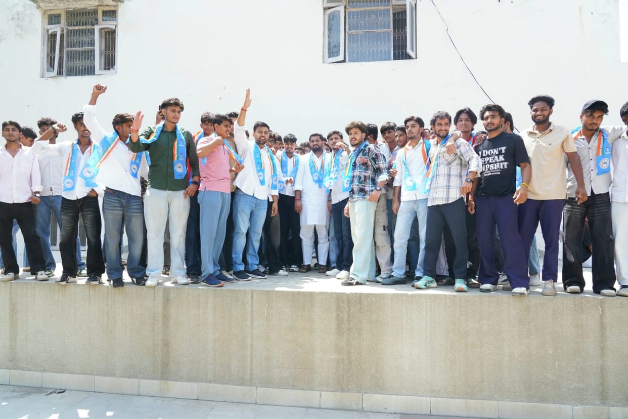 Parmeet Bhyan, along with his associates, left INSO and joined NSUI.