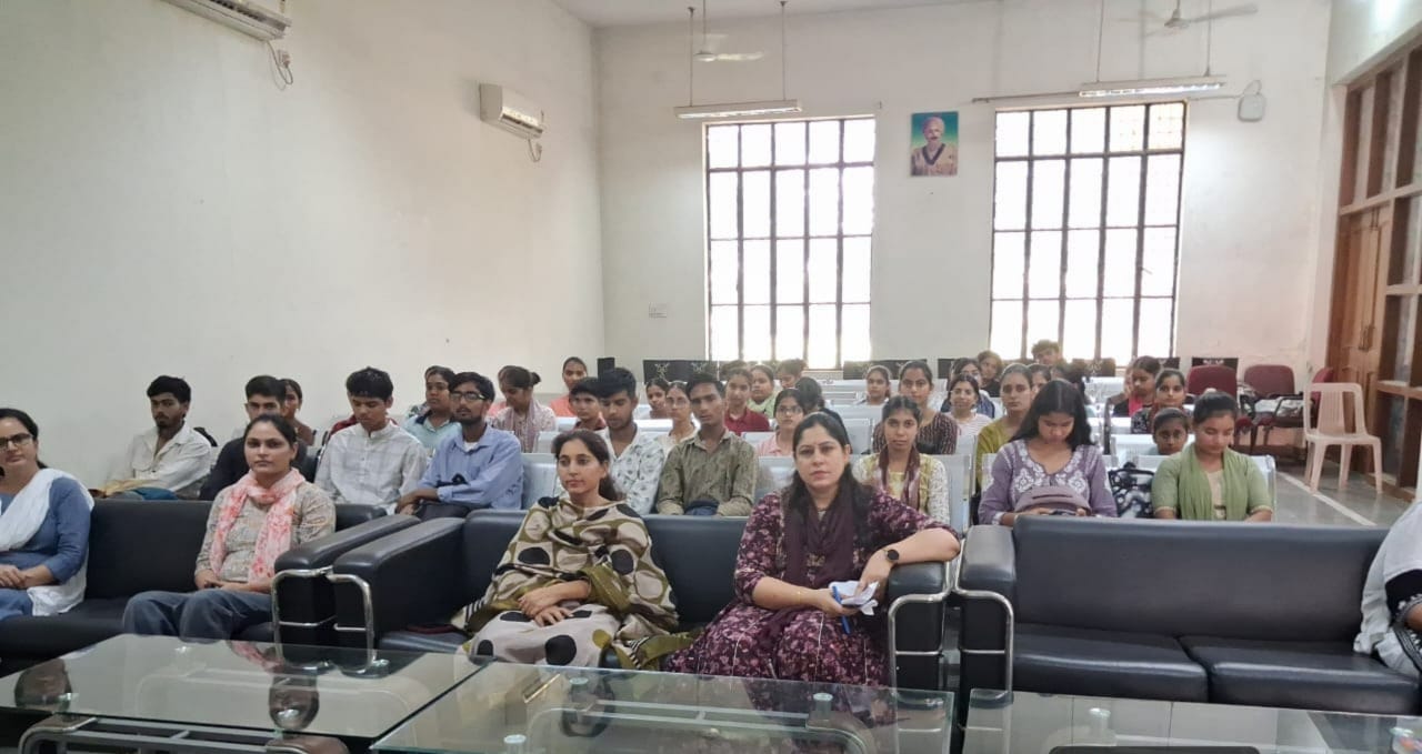 यूथ रेड क्रॉस की ओर से आयोजित कार्यक्रम में भाग लेते स्टाफ व विद्यार्थी। स्रोत : कॉलेज