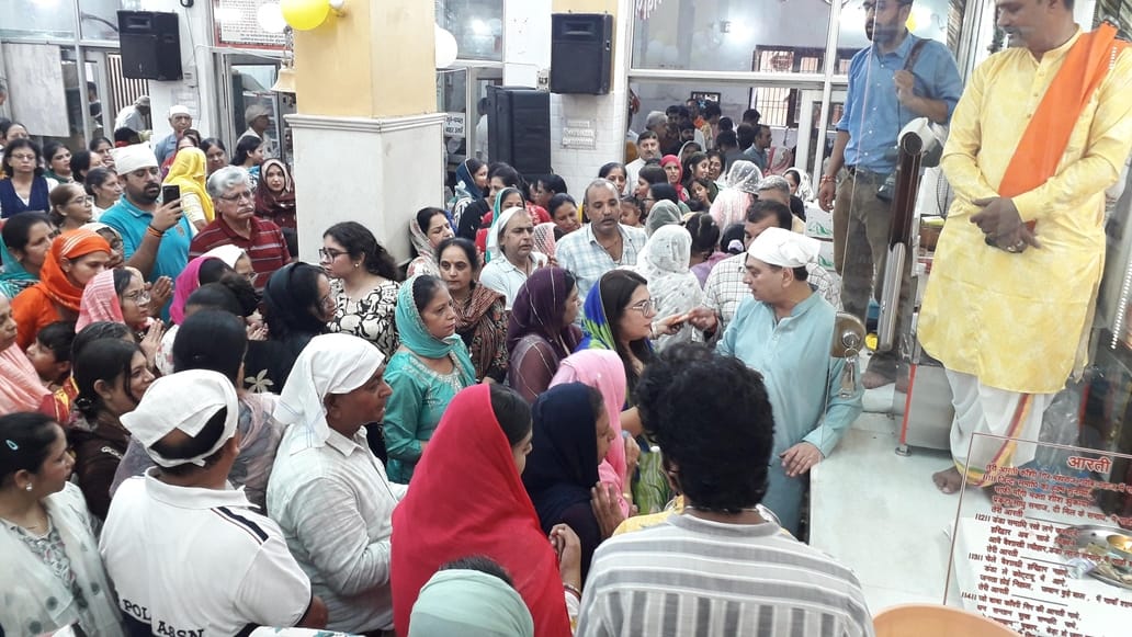 Queue formed to offer a turban to Baba Kanshigiri.