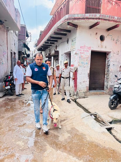 13jjrp03- डीघल गांव में डॉग स्कवायड के साथ जांच करते पुलिस कर्मचारी। स्रोत : पुलिस