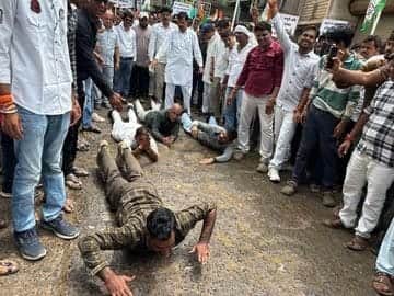 मांगो को लेकर दंडवत करते पहुंचे कांग्रेसी