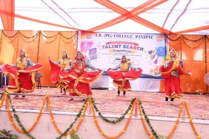 आईबी पीजी कॉलेज में प्रतिभा खोज प्रतियोगिता में सामूहिक नृत्य की प्रस्तुति देते विद्यार्थी। स्र