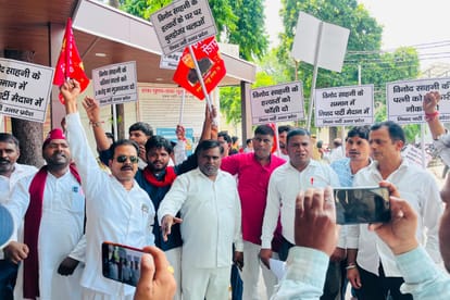 अंबेडकर पार्क से निषाद पार्टी द्वारा निकाली गई रैली।