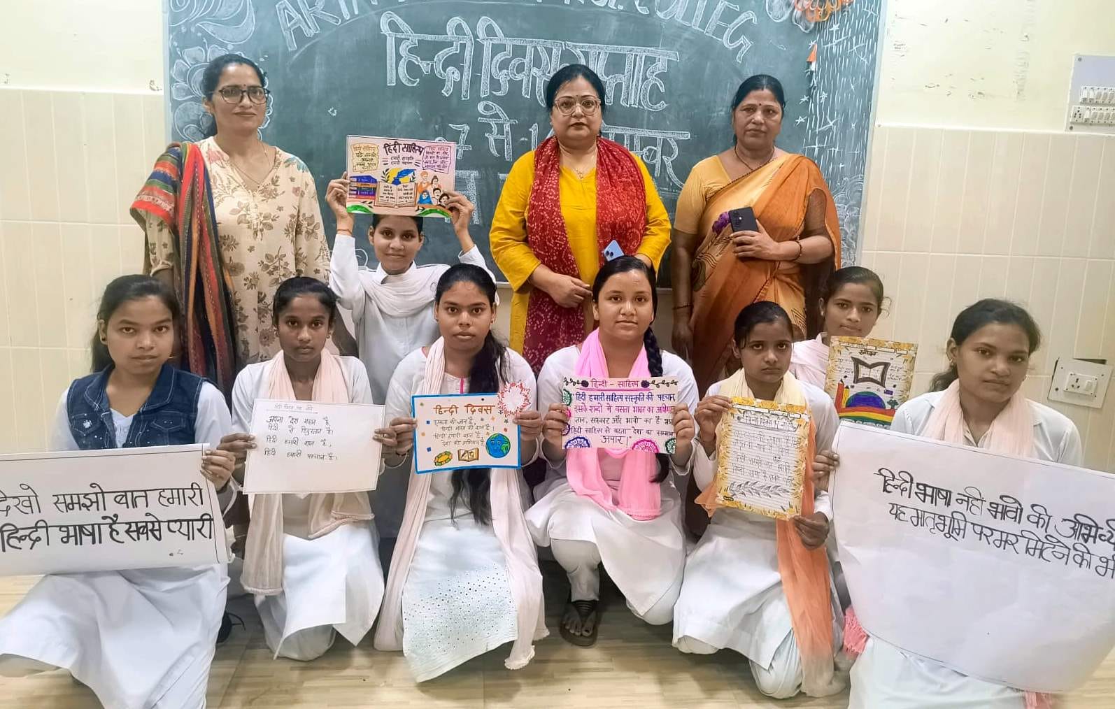 अपने स्लोगन दिखातीं छात्राएं। संवाद