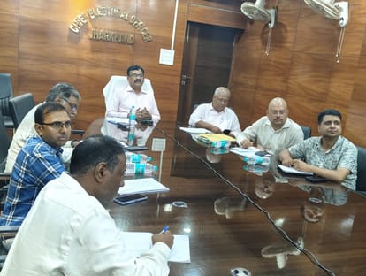 अधिकारियों के साथ बैठक करते मुख्य चुनाव  पदाधिकारी के रवि कुमार