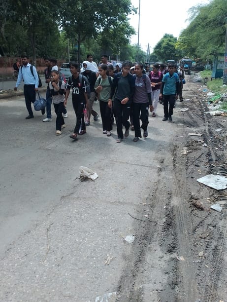 अव्यवस्था की बड़ी तस्वीर, बिना साधन के पैदल अपने गंतव्य को जाते दिखे खिलाड़ी। संवाद