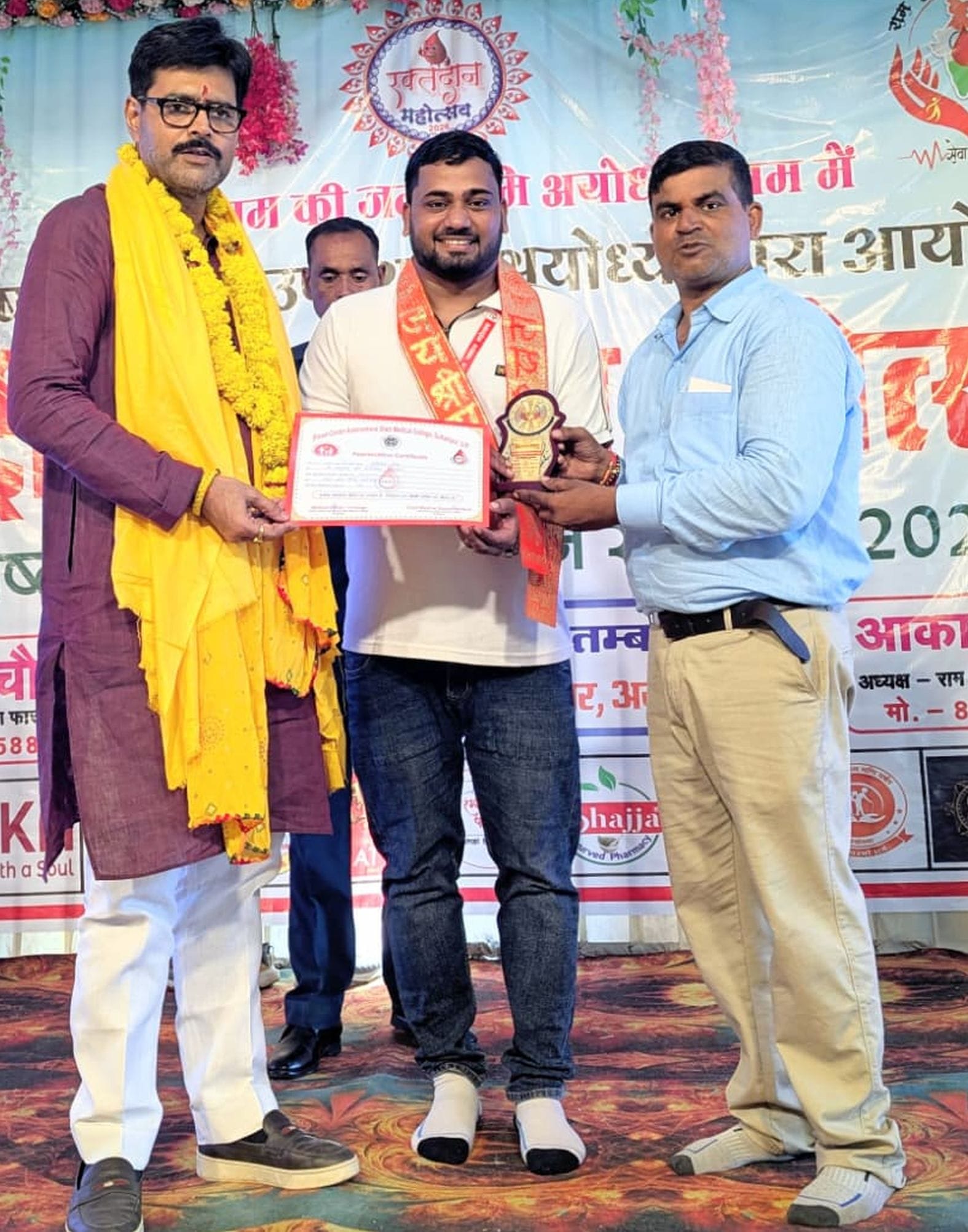 अयोध्या में सम्मानित होते युवा समाजसेवी अभिषेक सिंह। स्रोत-स्वयं