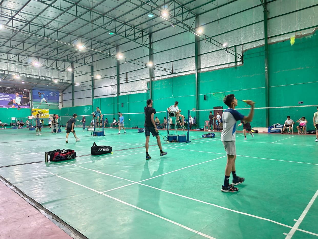 Pranvi wins first round of singles badminton.