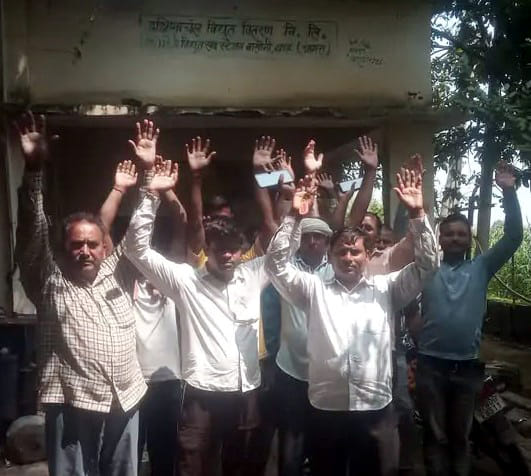 Contract workers outraged over honorarium deduction; protest at power station.