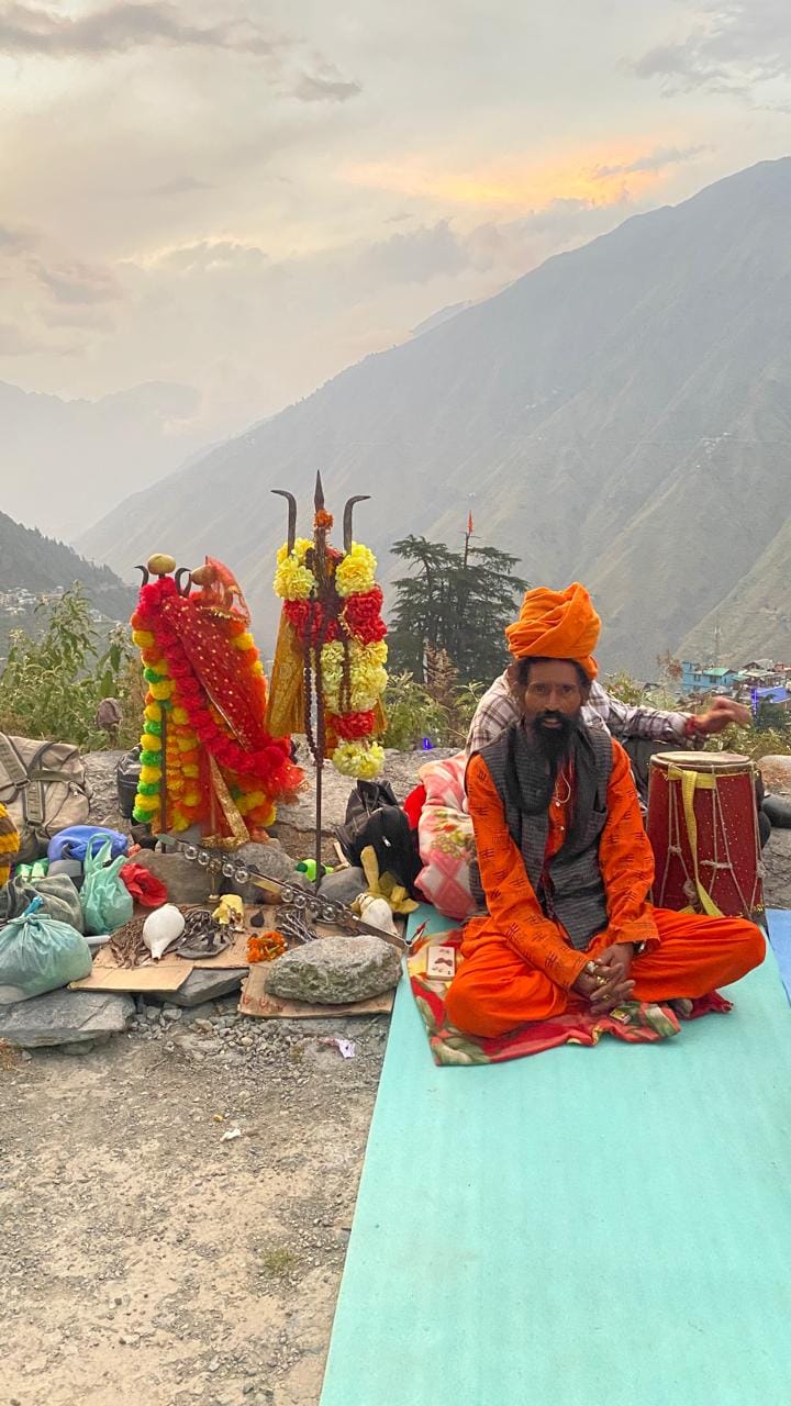भरमौर हैलीपैड पर भद्रवाह के श्रददालुओं ने रखे अपने देव चिन्ह।संवाद