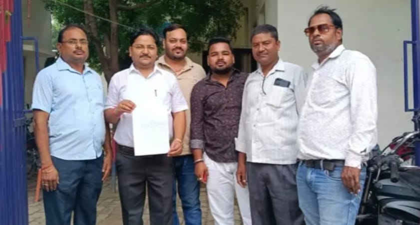 भरवारी पुलिस चौकी के बाहर तहरीर के साथ मौत स्वर्ण व्यापारी। स्रोत: स्वयं