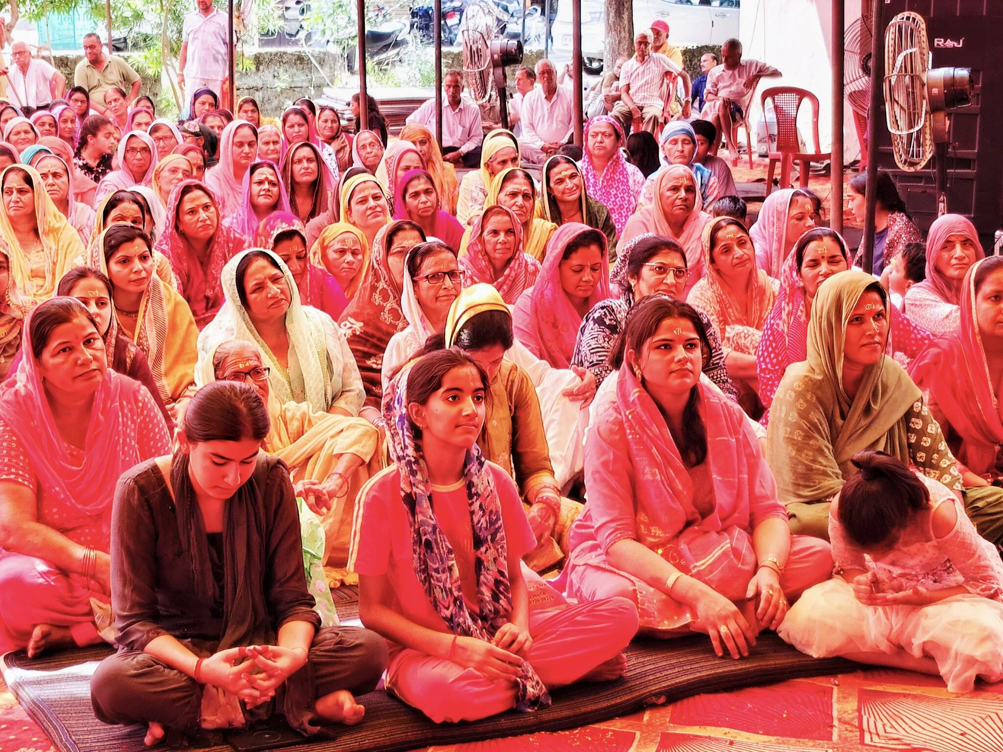 भद्रकाली में श्रीमद्भागवत कथा का श्रवण करते हुए भक्तजन। संवाद