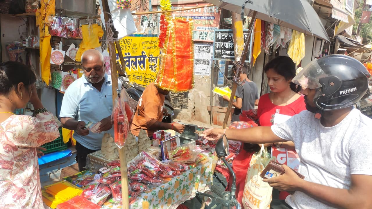 बाजार में तीज पर्व के लिए खरीददारी करती महिलाएं