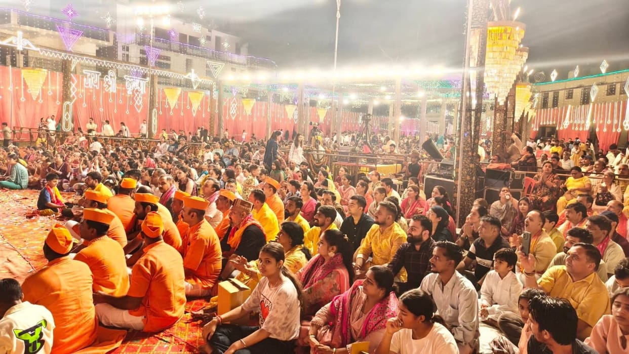 Devotees danced to the bhajans of Baba Shyam, and chants of devotion echoed late into the night.