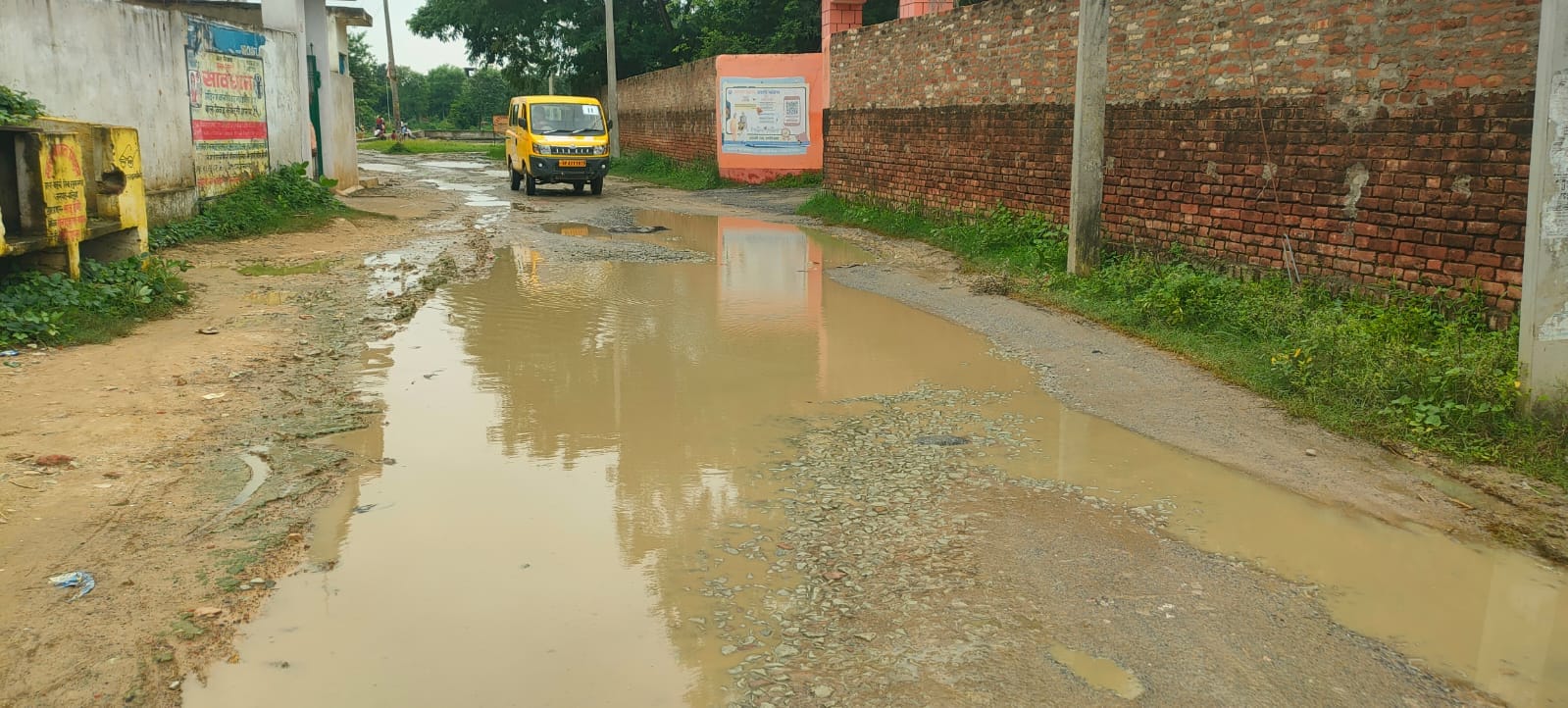 बलिया-सिकंदरपुर मार्ग से करनई गांव में जाने वाली सड़क पर हुआ जल जमाव।संवाद