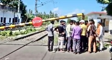Auto driver broke the barrier of the railway gate and ran away