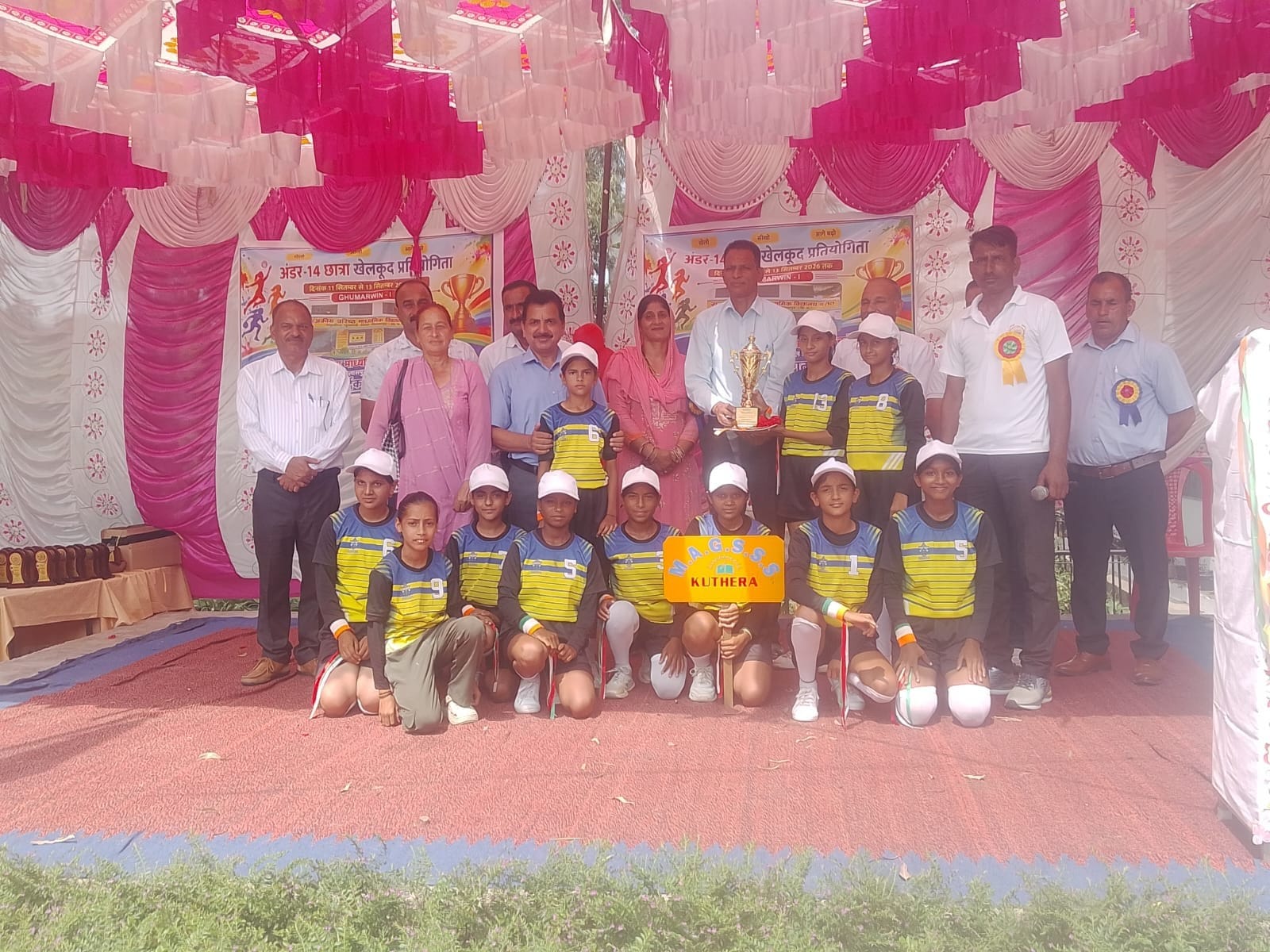 बरोटा स्कूल में आयोजित खंड स्तरीय खेलकूद प्रतियोगिता में विजेता खिलाड़ियों को सम्मानित करते हुए