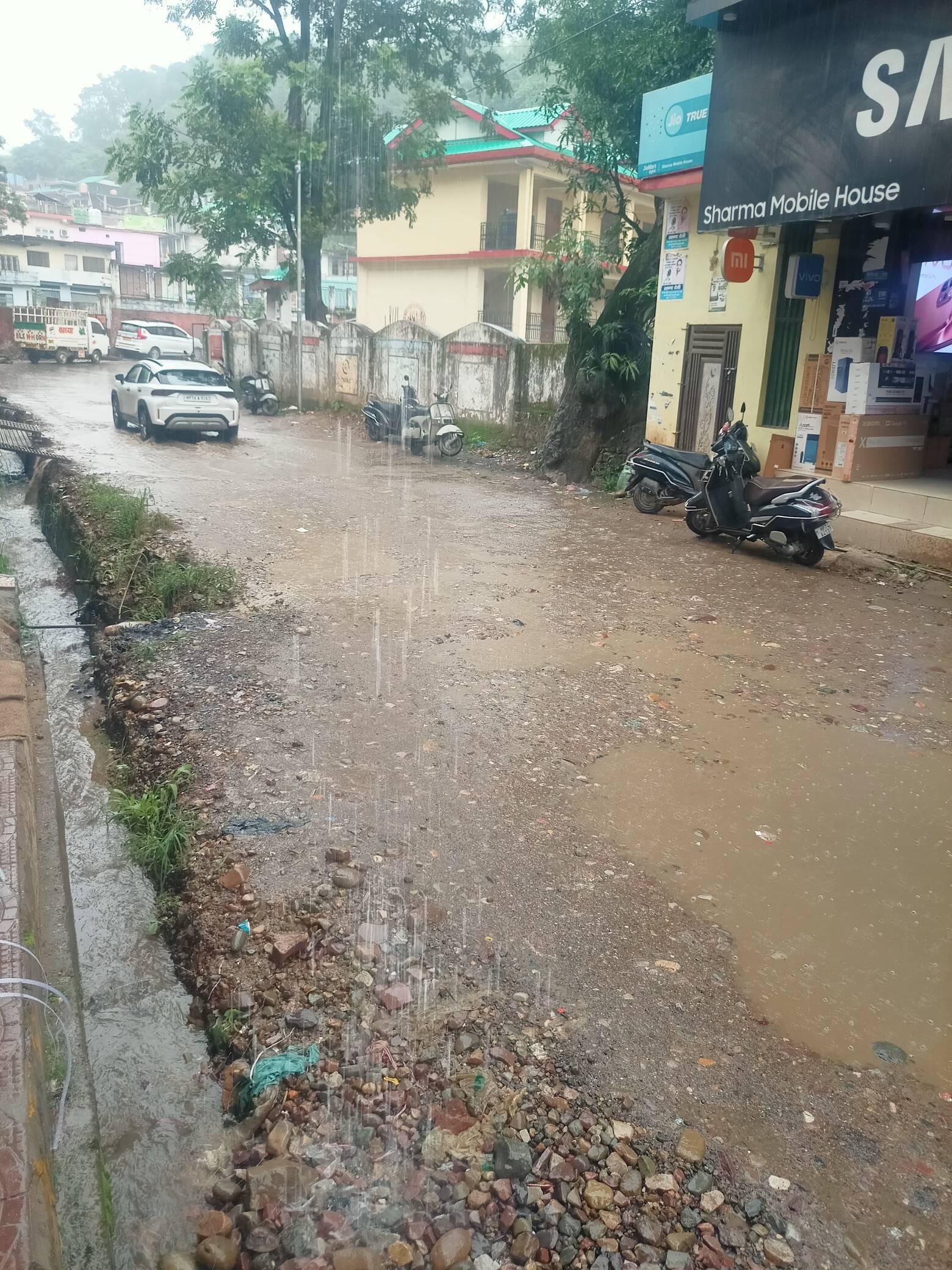 बस्सी-तताहर सड़क पर अधूरे कार्य के चलते गड्ढों में भरा बारिश का पानी। स्रोत : जागरूक पाठक
