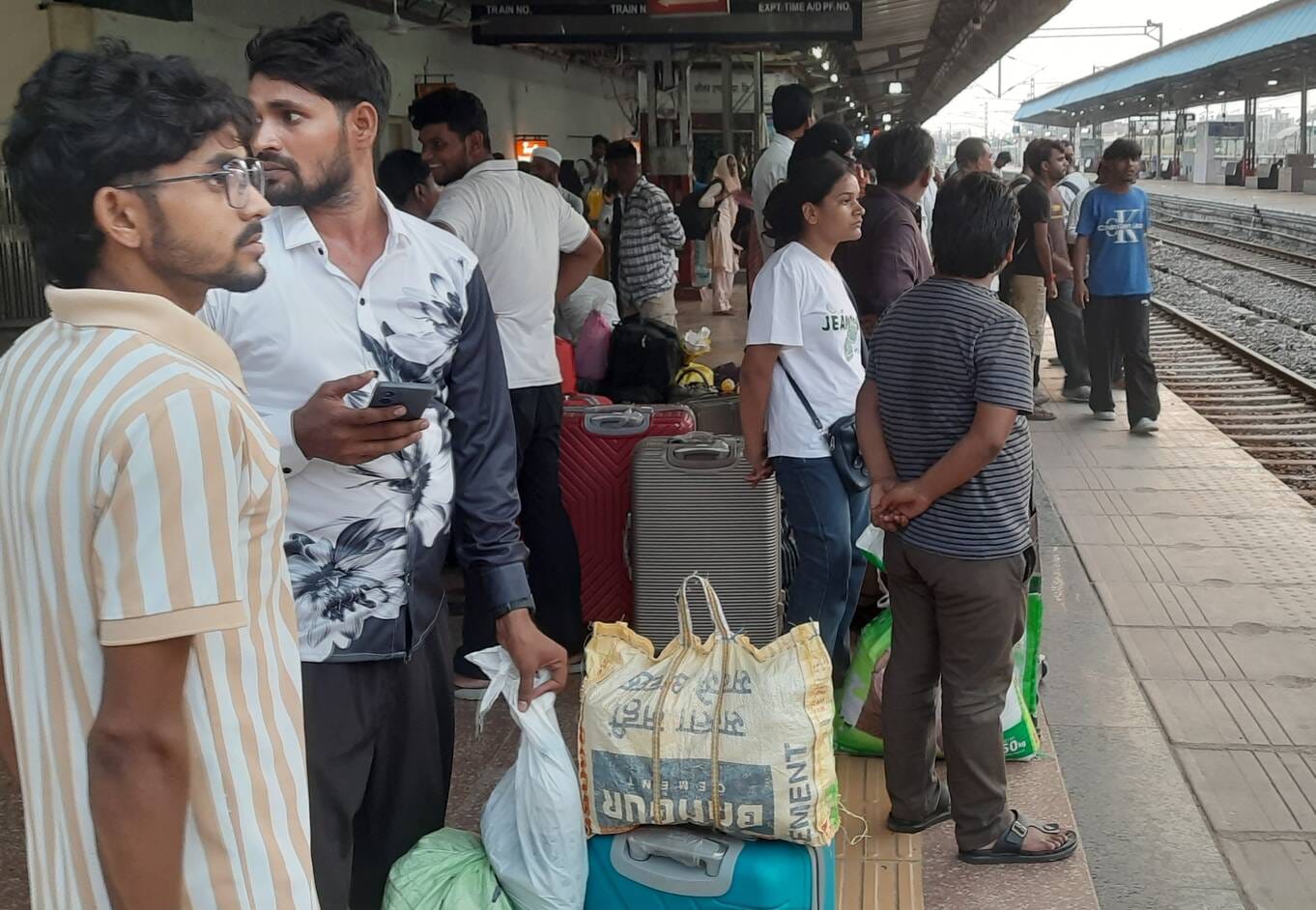 बस्ती रेलवे स्टेशन पर ट्रेन की प्रतीक्षा करते यात्री।संवाद