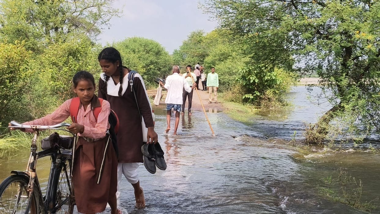 Three boats to operate in flood-affected villages of Itaunja; DM arrives to take stock of the situation.