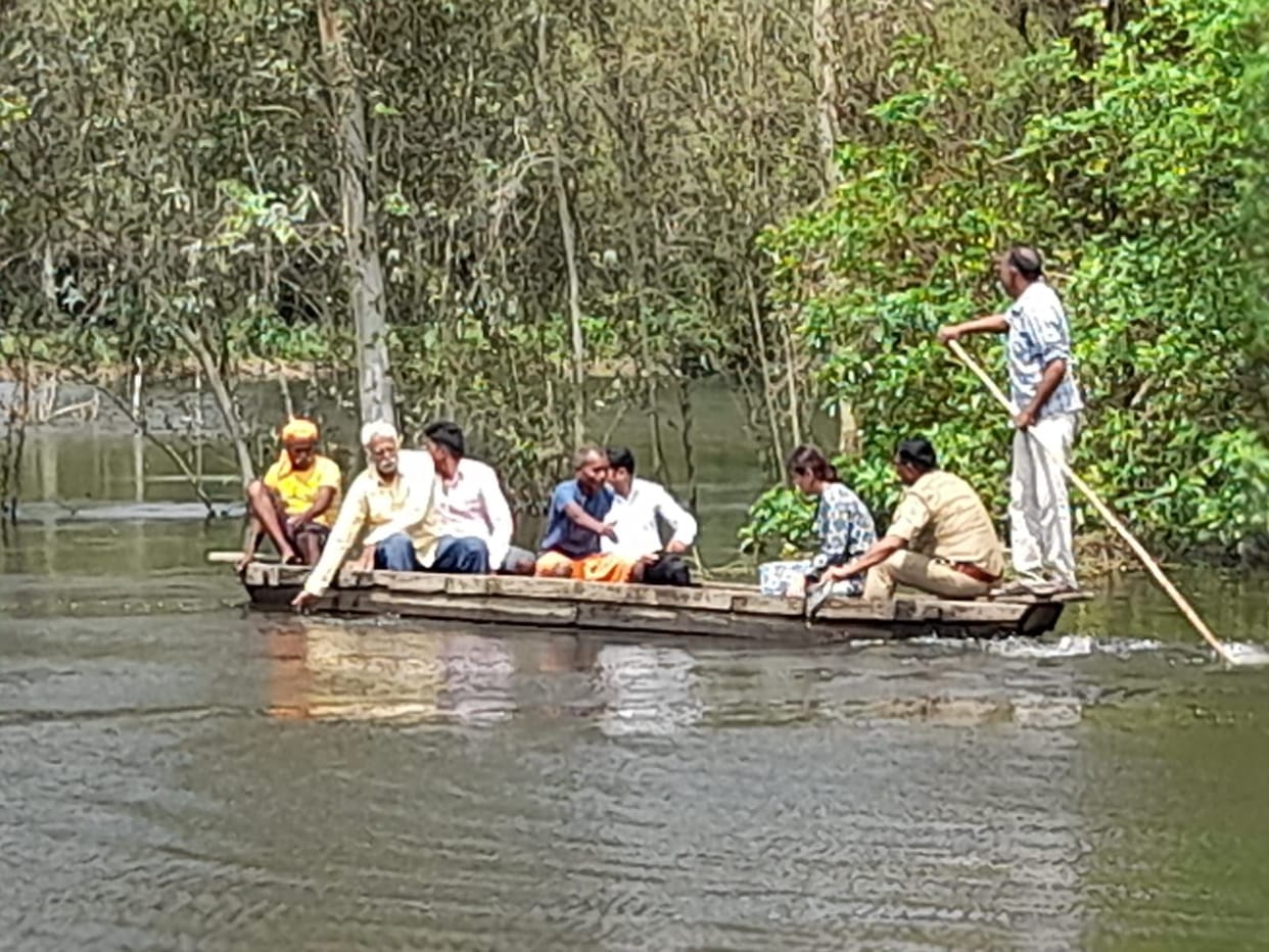 SDM reached the village by boat to understand the plight of flood victims.