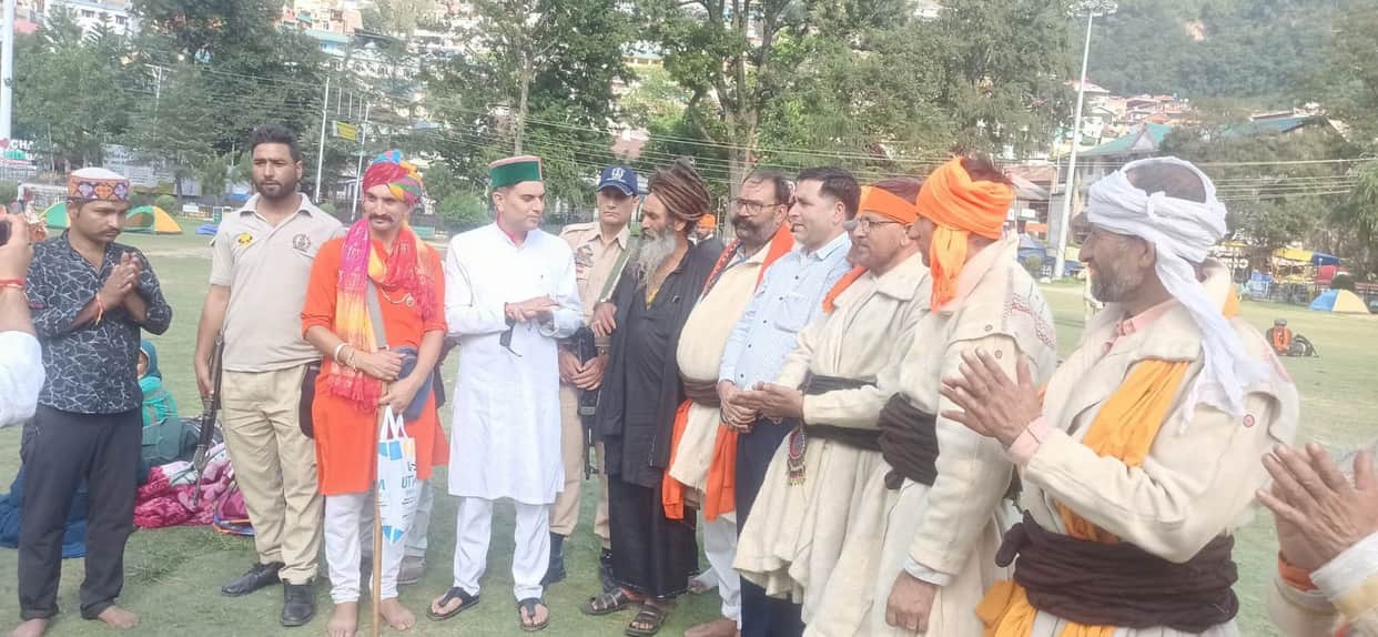 Chaugan echoed with the chants of 800 devotees.