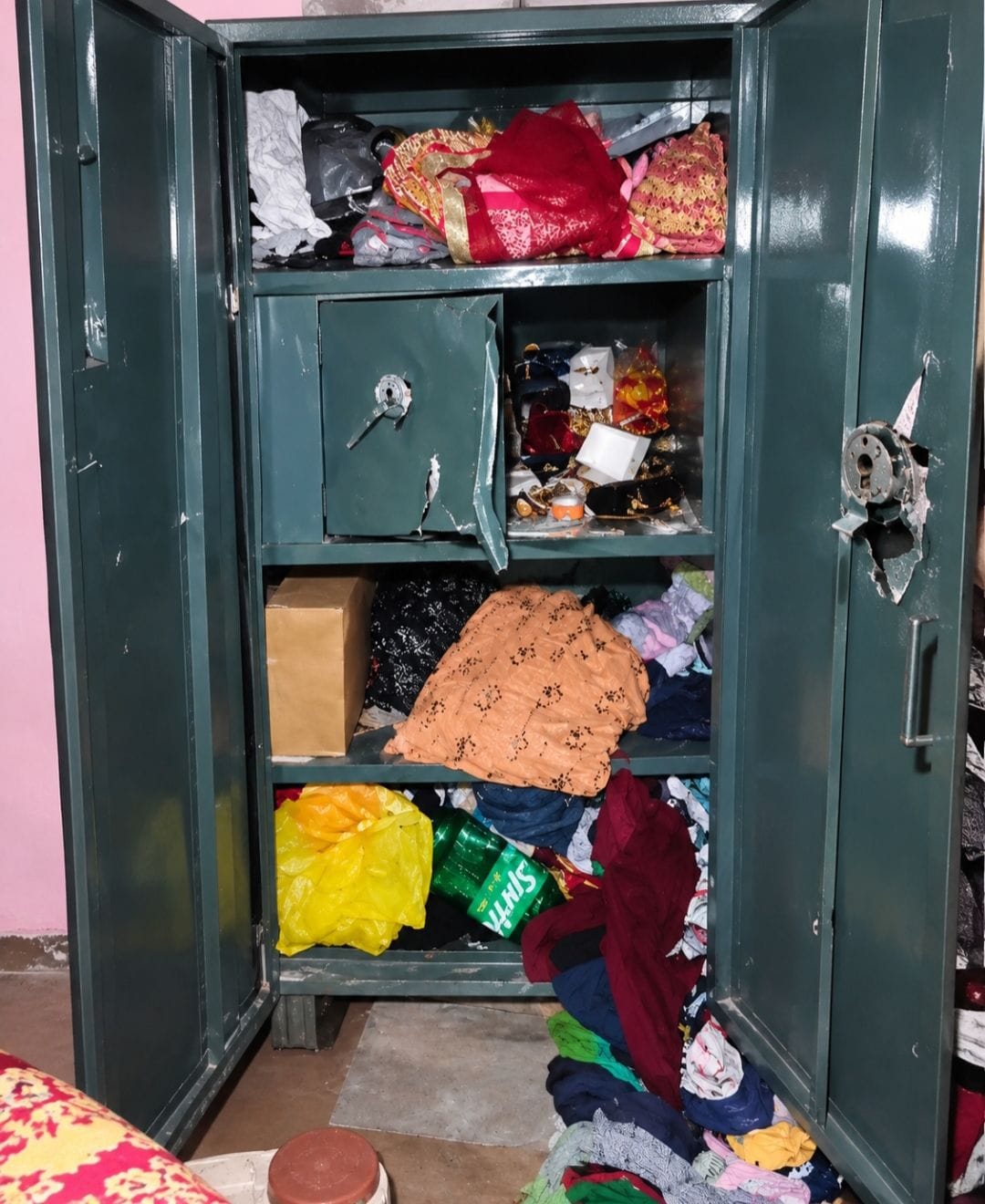 Three houses burgled, jewellery and cash worth Rs 16.87 lakh stolen