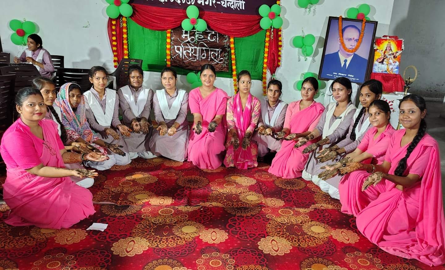 चंदासी स्थित एक महाविद्यालय में मेंहदी प्रतियोगिता में प्रतिभाग करती छात्राएं। स्रोत:-जागरूक प