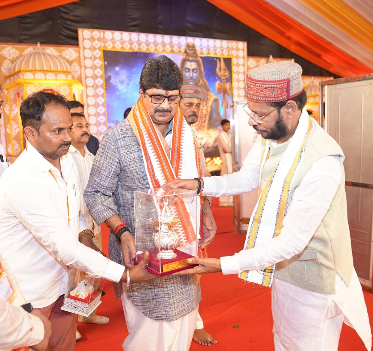The pandal reverberated with chants of 'Har Har Mahadev