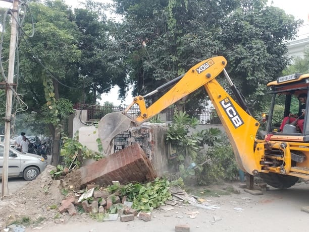 ड्रेन किनारे कब्जे हटाती जेसीबी। आर्काइव