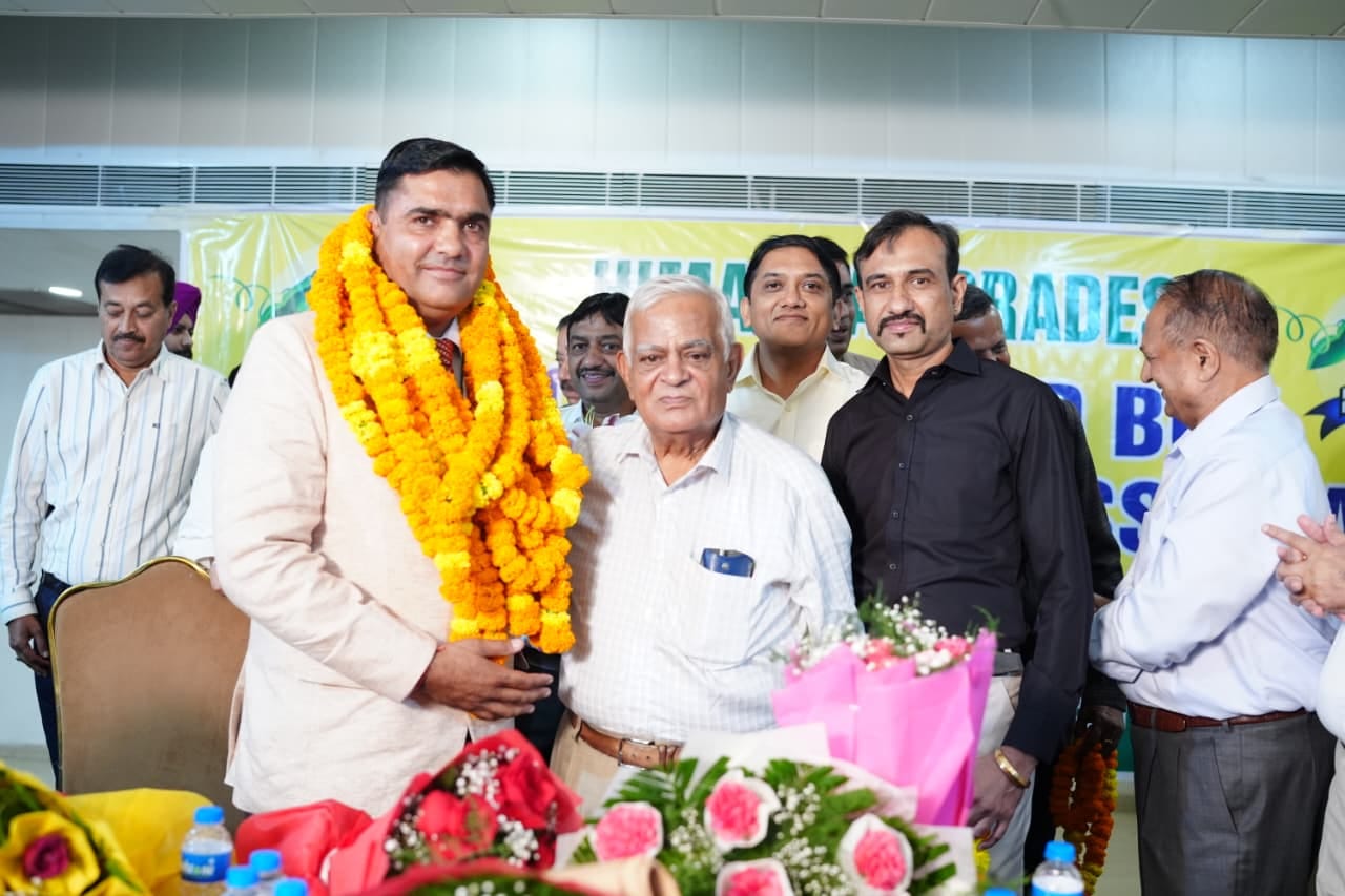 एचपीसीबीएमए  के  नए अध्यक्ष बने हेमराज चौधरी का स्वागत करते हुए- स्रोत-  संघ।