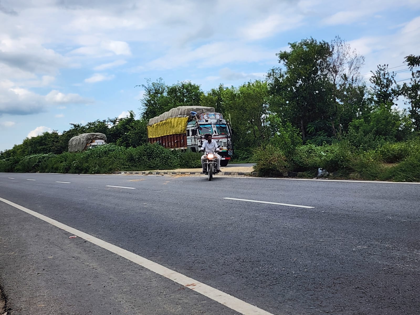 एनएच 30 पर बने अवैध कट से निकलता बाइक सवार। संवाद