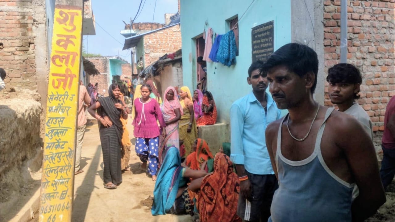 फोटो 11- तिंदवारी स्थित घर में खड़े परिजन। संवाद