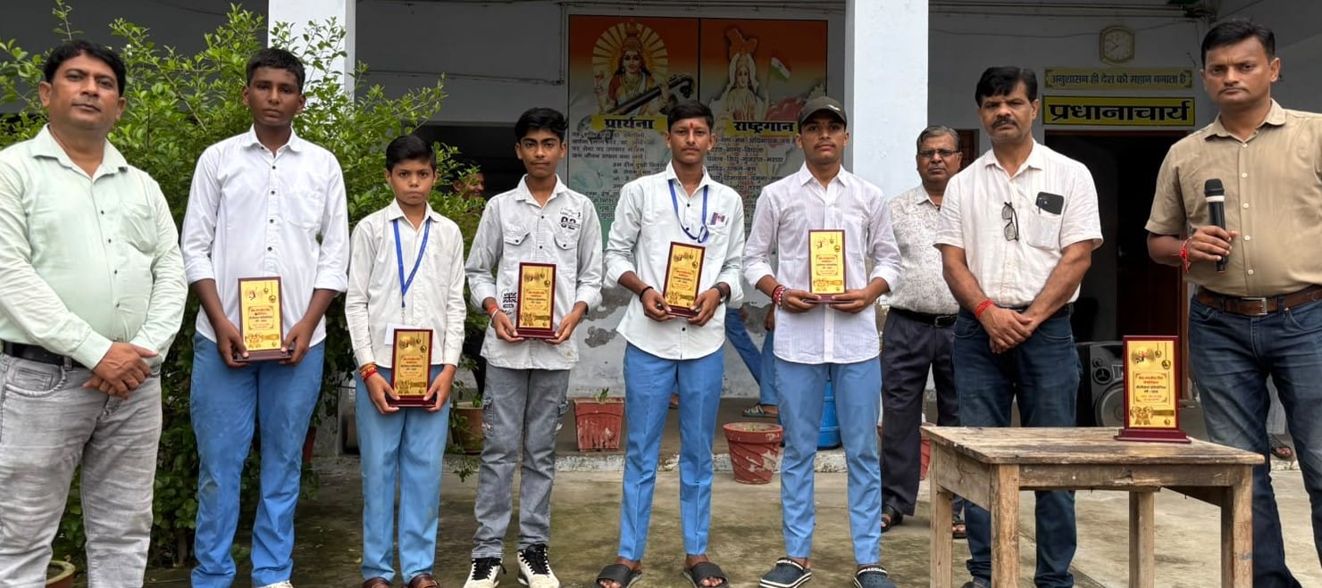 फोटो 12 एचएएमपी 26- विजेता खिलाड़ी शील्ड के साथ।   संवाद