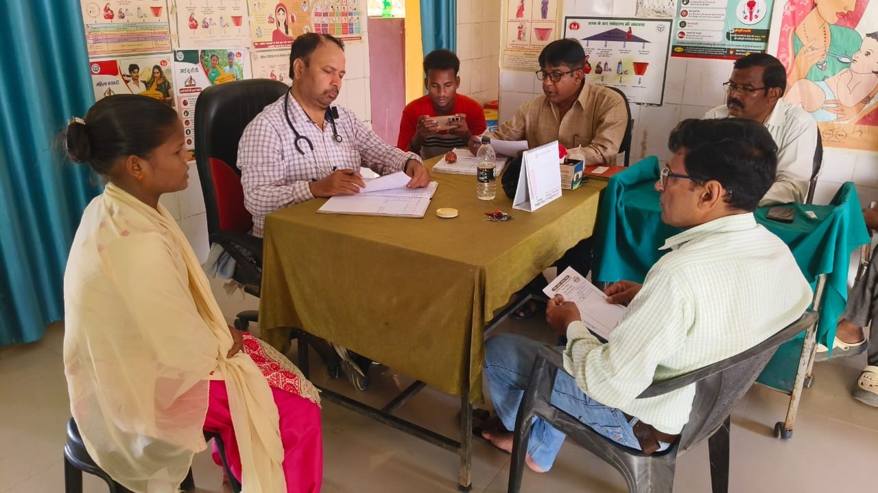 फोटो-13-बलरामपुर पीएचसी गुगौली में मरीजों का इलाज करते चिकित्सक ।-संवाद