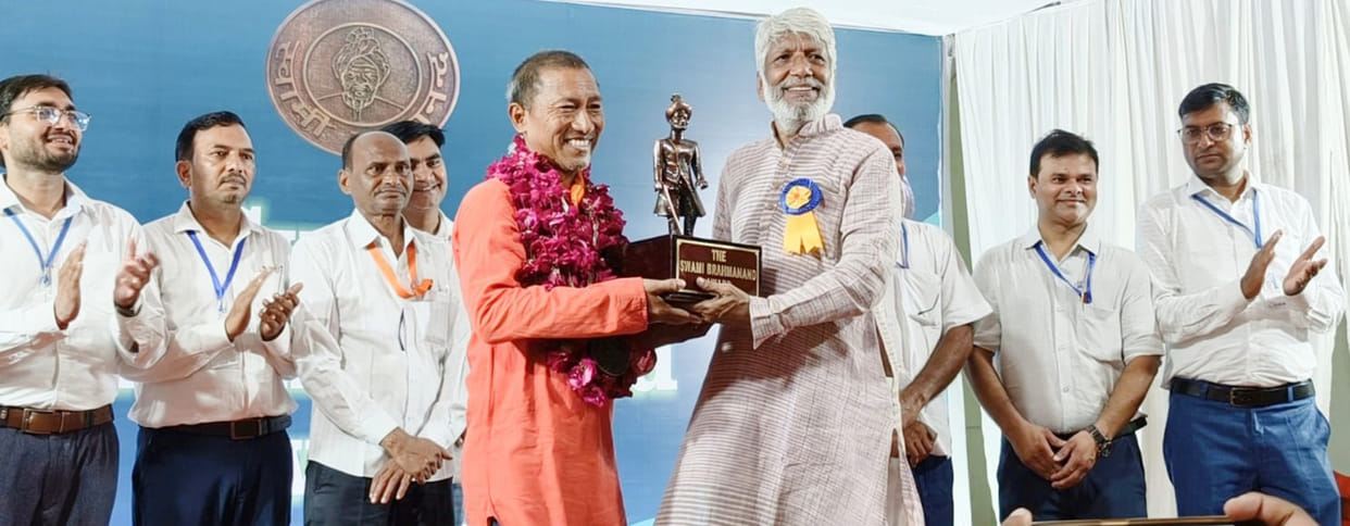 Uttam Teron receives Swami Brahmanand Award.