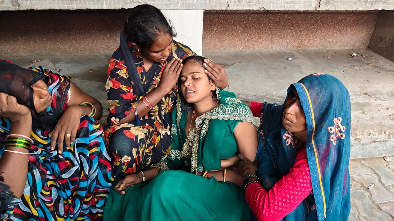 फोटो 13 सीकेटीपी 10 मृतक की पत्नी रेखा को संभालती महिलाएं। संवाद