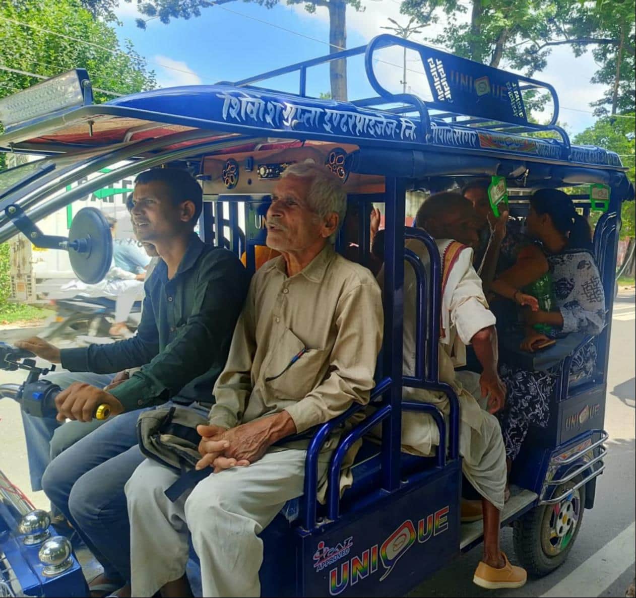फोटो 15- रेलवे स्टेशन की ओर सात से आठ सवारियों बैठाकर ले जाता ई-रिक्शा। संवाद