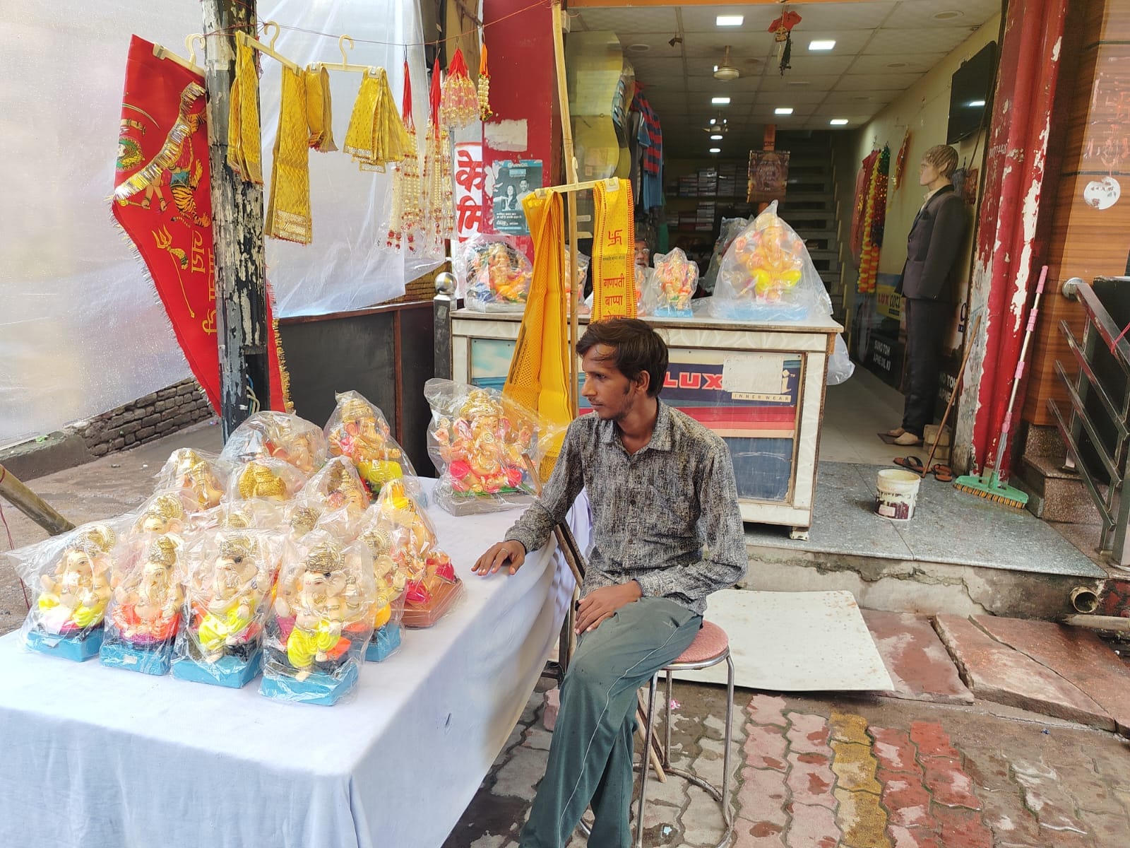 फोटो -16- सदर बाजार में रखी गणेश प्रतिमाएं। संवाद
