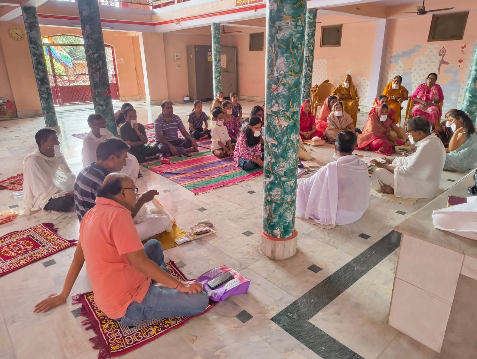 फोटो-20-बलरामपुर के जैन मंदिर में मौजूद श्रद्धालु ।-स्रोत : संगठन