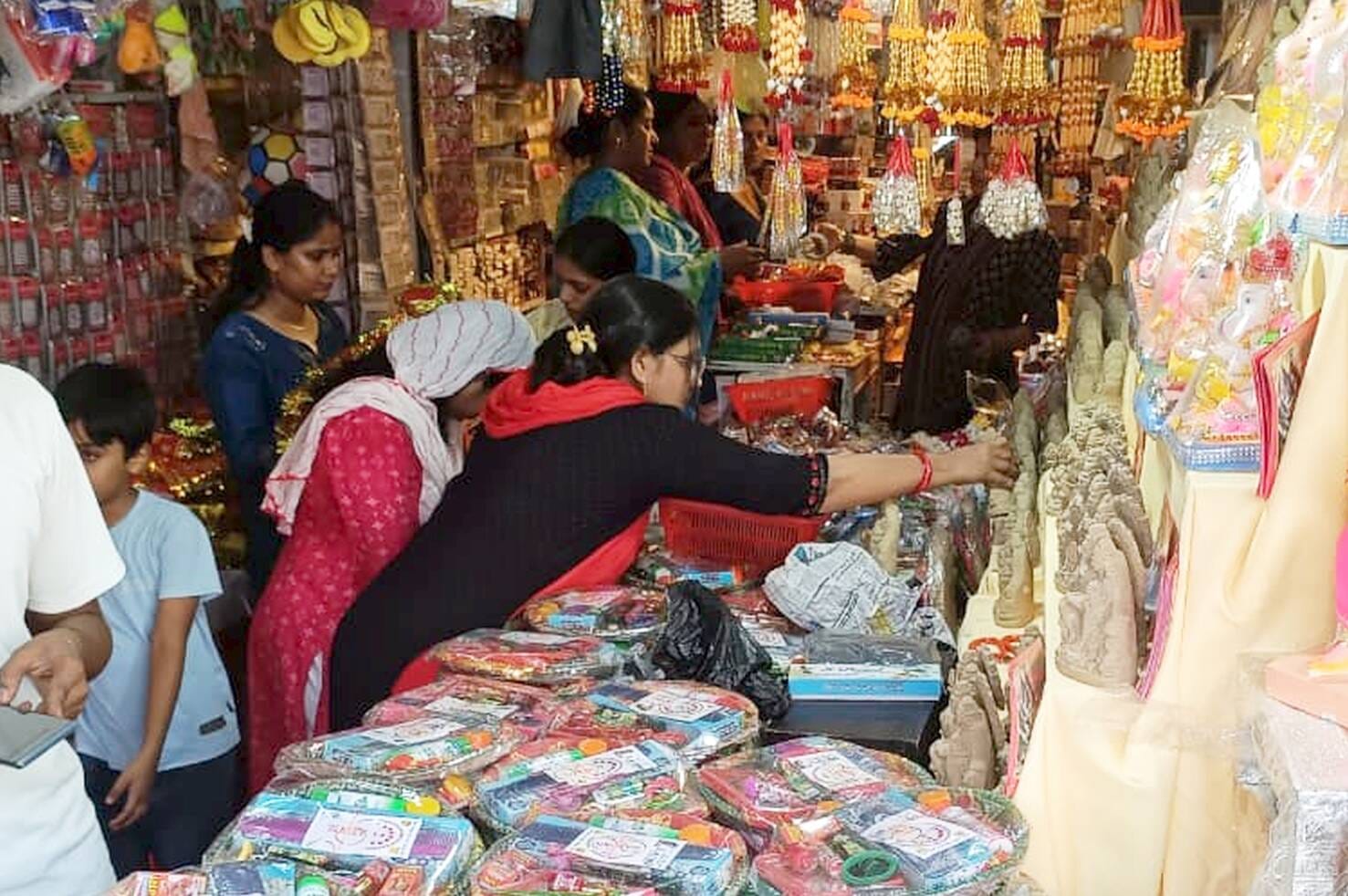 फोटो-21-बलरामपुर के झारखंडी मंदिर में सामान खरीदती महिलाएं ।-संवाद