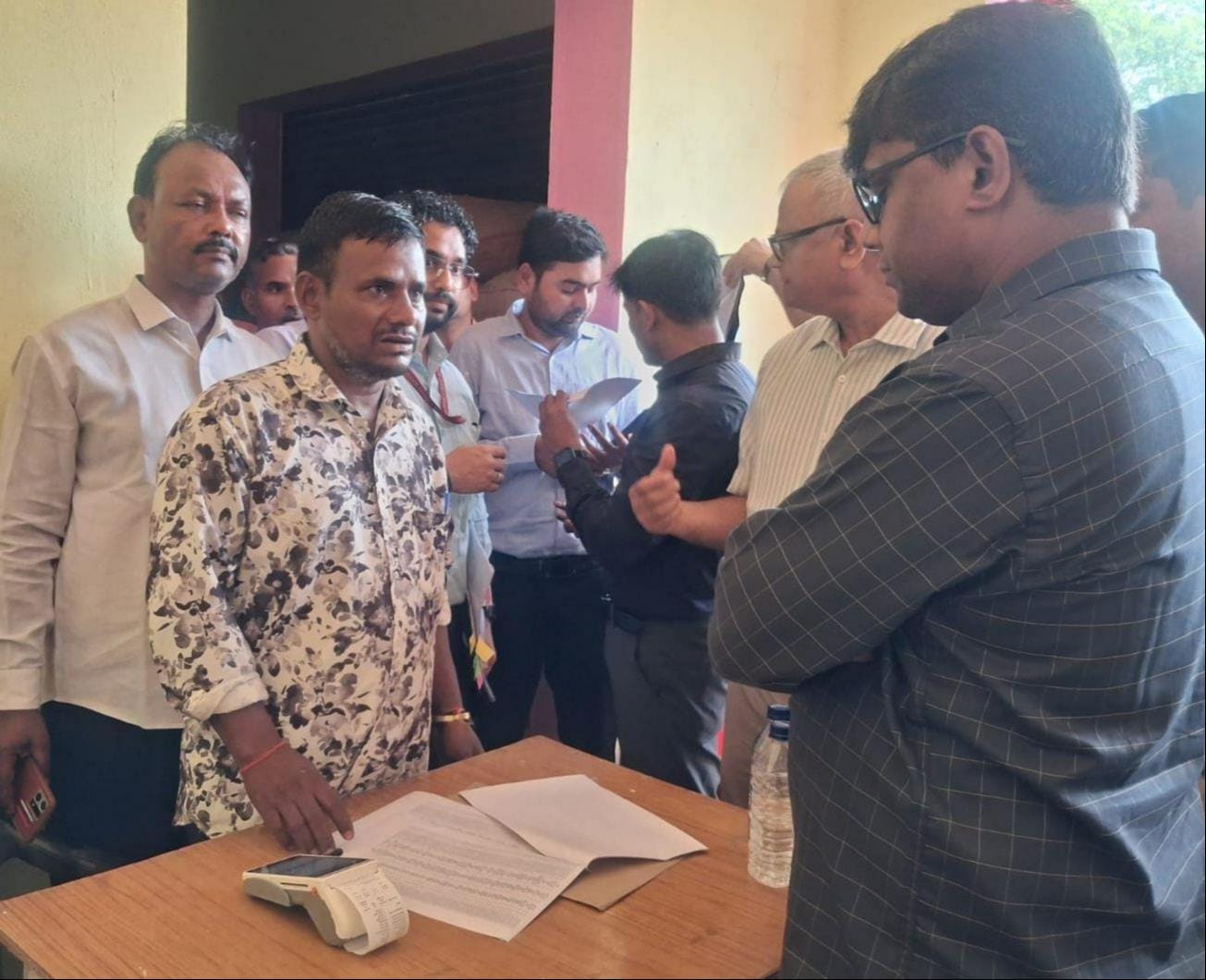 फोटो-3- निरीक्षण के दौरान कोटेदार से जानकारी लेते प्रमुख सचिव खाद्य एवं रसद रणवीर प्रसाद। स्रोत