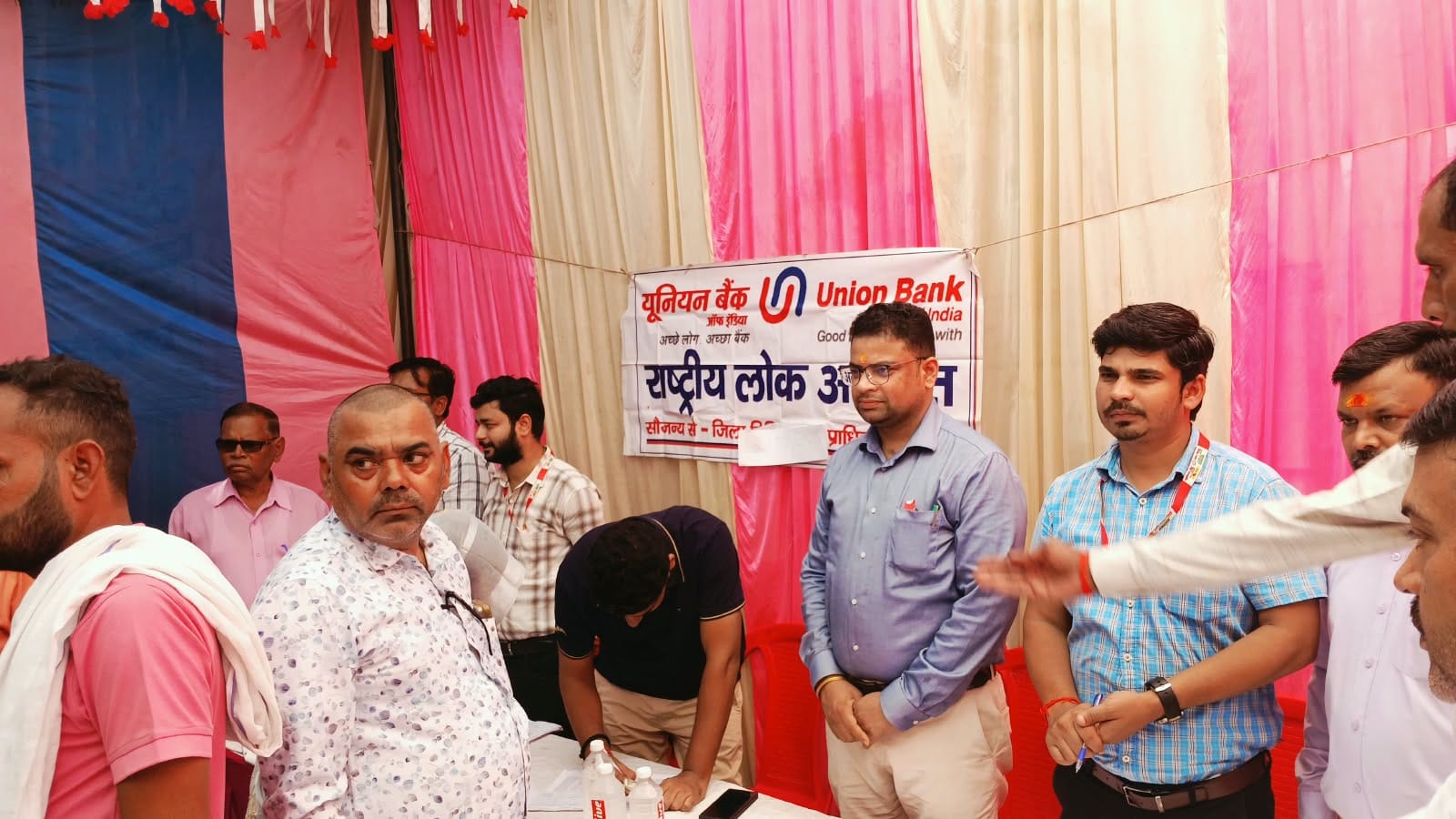 फोटो-33- लोक अदालत के शिविर में होता निस्तारण। संवाद