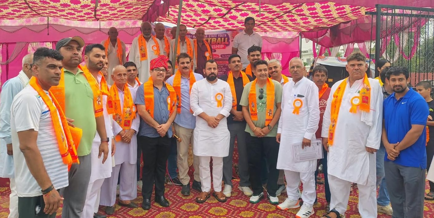 फोटो-64: कार्यक्रम में भाग लेते पार्षद रविंद्र बराही व अन्य खेल प्रेमी। स्रोत स्वयं