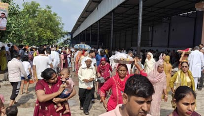 फोटो 85 : मेला परिसर में लगी खिलौनों की दुकानों पर खरीदारी करती महिलाएं और बच्चे। संवाद